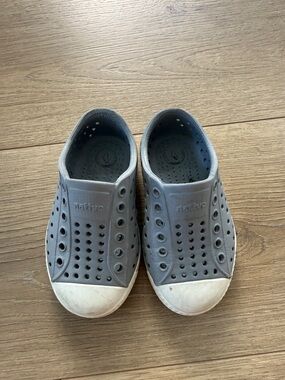 Native Jefferson Shoes grey size C6
